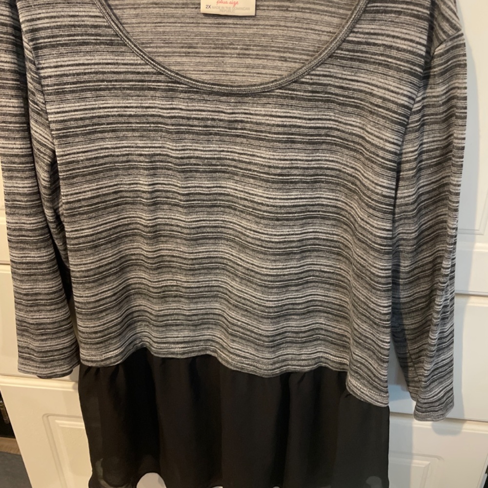 Top/Blouse - Picture 2 of 3